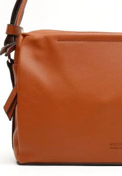 MISAKO PETRAS Sac Ordinateur Camel Femme 8 MISAKO PETRAS Sac Ordinateur Camel Femme -Promos MISAKO Boutique 4f01f377a60f4bac80dc483d7df0ae2f
